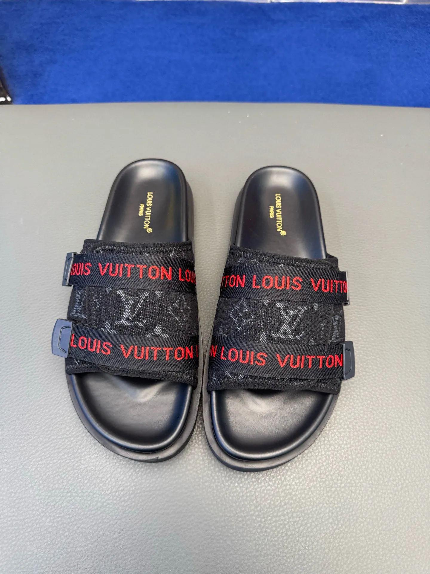 [L Home] P: 340💰Size: 38-45 Top purchasing lv men's summer slippers, classic presbyopia with soft real leather lining, unique color splicing effect, distinctive personality, fashionable and trendy essential style, light and comfortable. Lightweight and tough rubber insole, micro ridged foam outsole, super comfortable!